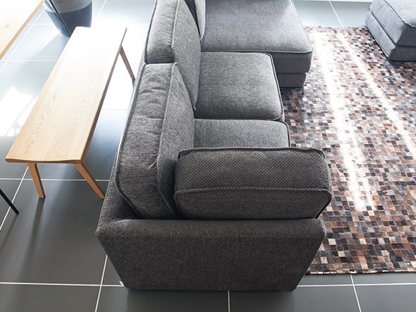 【フランネルソファ/FLANNEL SOFA / GOODS】のQUATT ONE ARM SOFA / クアット 2人掛け片肘ソファ インテリア・キッズ・メンズ・レディースファッション・服の通販 founy(ファウニー) 　クッション　Cushion, Throw Pillow　シンプル　Simple, Minimal　フェザー　Feather, Feather Detail　フォルム　Silhouette, Form　ホーム・キャンプ・アウトドア・お取り寄せ　Home Living / Home & Lifestyle / Camping Gear / Outdoor Camping　家具・インテリア　Home Furniture & Interior. Stylish & Functional Living Spaces　ソファー　Couches & Sofas　肘側にサイドクッションを追加することで、より柔らかな掛け心地になります。|ID: prp329100004970084 ipo3291000000037272823