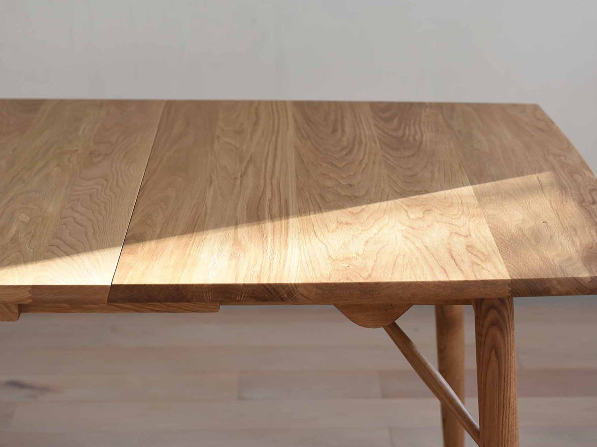 【北の住まい設計社/KITANOSUMAISEKKEISHA / GOODS】のExtension Table Classic / エクステンション テーブル クラシック インテリア・キッズ・メンズ・レディースファッション・服の通販 founy(ファウニー) 　オイル　Body Oil　クラシック　Classic, Timeless Style　テーブル　Table, Dining Table　人気　Popular, Best Seller　ホーム・キャンプ・アウトドア・お取り寄せ　Home Living / Home & Lifestyle / Camping Gear / Outdoor Camping　家具・インテリア　Home Furniture & Interior. Stylish & Functional Living Spaces　テーブル　Dining, Coffee & Side Tables　ダイニングテーブル・食卓テーブル　Dining Tables　天板は木目の流れが横長ではなく縦方向になっていることで、補助天板の継ぎ目が目立ちにくくなっています。|ID: prp329100004971806 ipo3291000000037282689