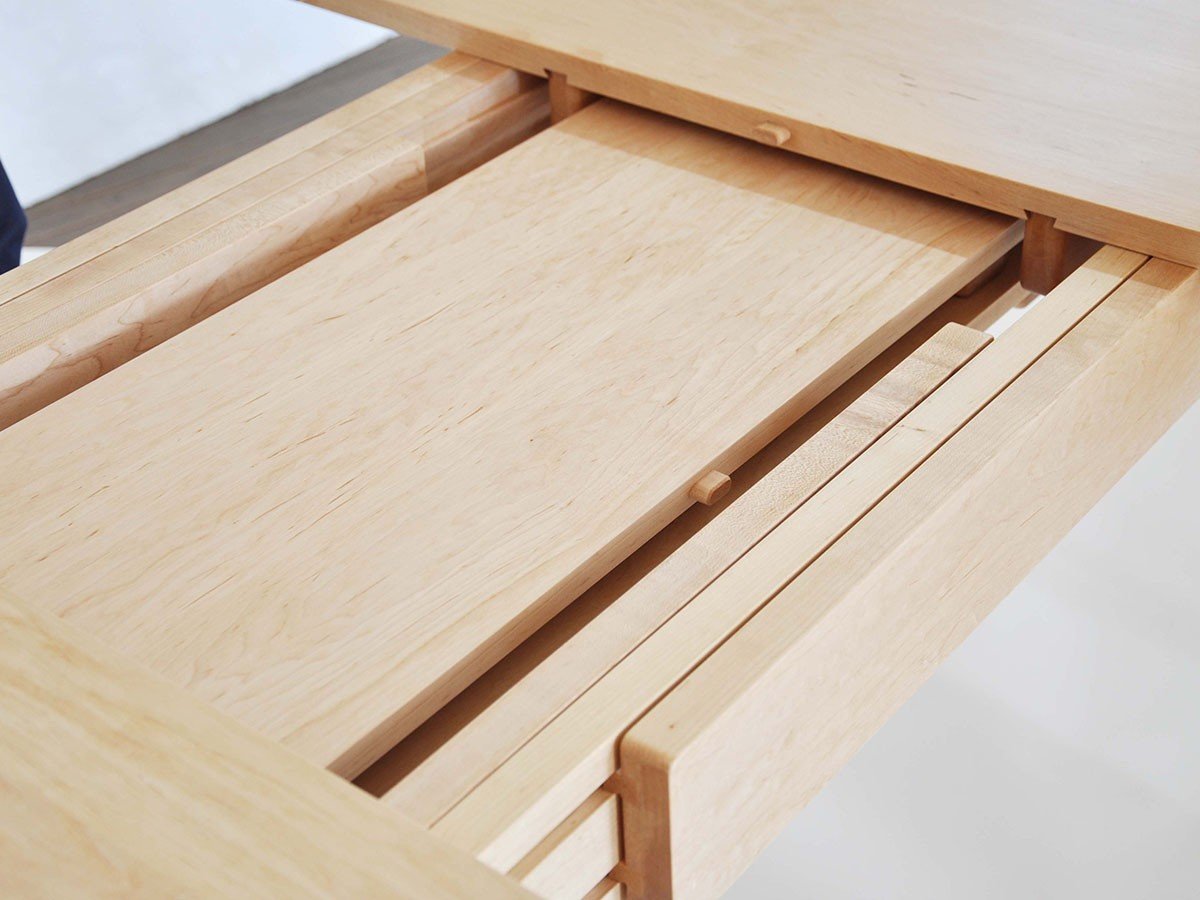 【北の住まい設計社/KITANOSUMAISEKKEISHA / GOODS】のExtension Table Classic / エクステンション テーブル クラシック インテリア・キッズ・メンズ・レディースファッション・服の通販 founy(ファウニー) 　オイル　Body Oil　クラシック　Classic, Timeless Style　テーブル　Table, Dining Table　人気　Popular, Best Seller　ホーム・キャンプ・アウトドア・お取り寄せ　Home Living / Home & Lifestyle / Camping Gear / Outdoor Camping　家具・インテリア　Home Furniture & Interior. Stylish & Functional Living Spaces　テーブル　Dining, Coffee & Side Tables　ダイニングテーブル・食卓テーブル　Dining Tables　補助天板は使用しない時には中に収納できます。天板の接合部分やレールなど、見えない箇所にも無垢材を使用|ID: prp329100004971806 ipo3291000000037282691