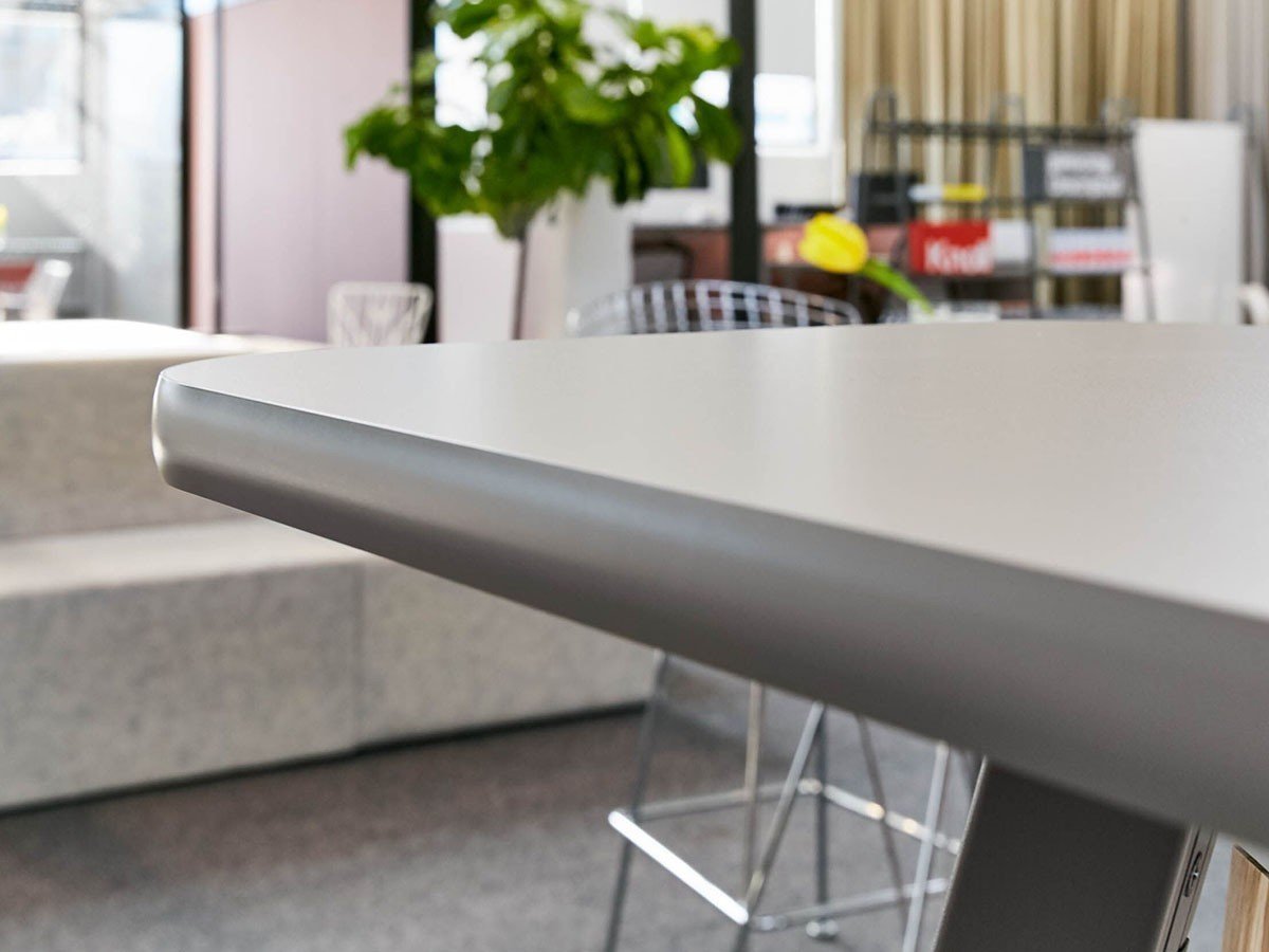 【ノルオフィス/Knoll Office / GOODS】のRockwell Unscripted Tall Table / ロックウェル アンスクリプテッド トールテーブル(メラミン天板) インテリア・キッズ・メンズ・レディースファッション・服の通販 founy(ファウニー) 　テーブル　Table, Dining Table　ニューヨーク　New York, NYC Style　パフォーマンス　Performance, Active Function　ベスト　Vest, Waistcoat　ワーク　Workwear, Utility Style　ビジネス 仕事 通勤　Business / Work / Commuting　ホーム・キャンプ・アウトドア・お取り寄せ　Home Living / Home & Lifestyle / Camping Gear / Outdoor Camping　家具・インテリア　Home Furniture & Interior. Stylish & Functional Living Spaces　テーブル　Dining, Coffee & Side Tables　コンソールテーブル・カウンター机　Console & Hallway Tables　「天板 / ラウンドエッジ」参考イメージ|ID: prp329100004972025 ipo3291000000037283615