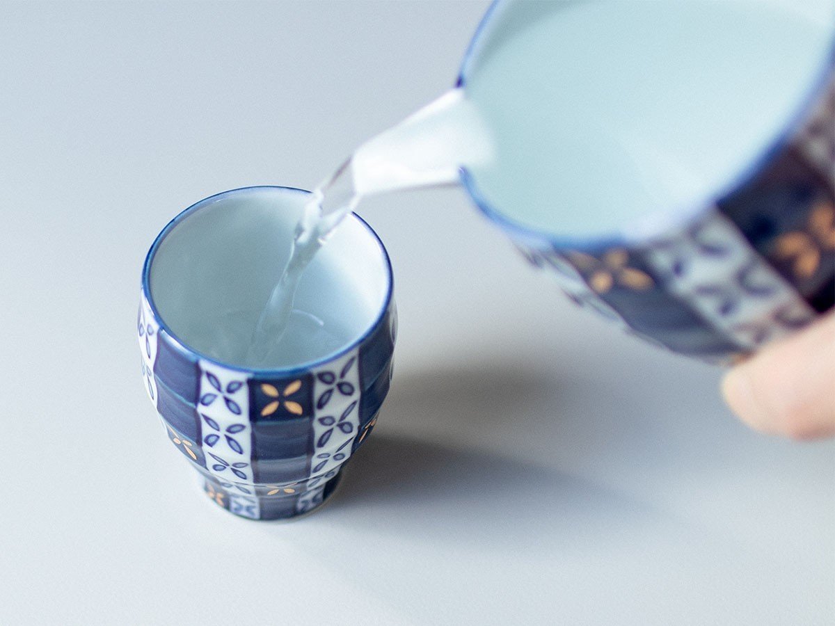 【源右衛門窯/Gen Emon Kiln / GOODS】の染錦格子花紋 酒器 / 染錦格子花紋 酒器 インテリア・キッズ・メンズ・レディースファッション・服の通販 founy(ファウニー) 　送料無料　Free Shipping　テーブル　Table, Dining Table　フォルム　Silhouette, Form　モチーフ　Motif, Design Theme　参考イメージ|ID: prp329100004972832 ipo3291000000037287256