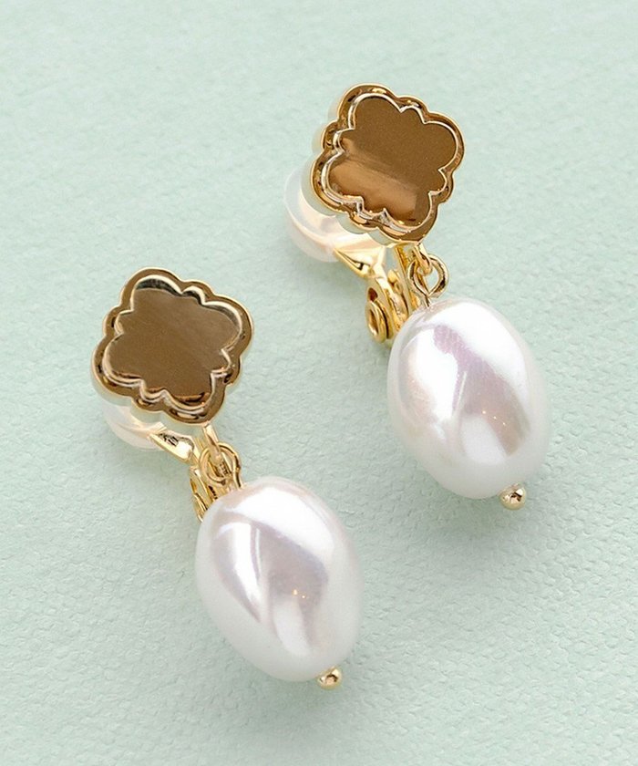 【トッカ/TOCCA】のSWING PEARL CLOVER EARRINGS イヤリング インテリア・キッズ・メンズ・レディースファッション・服の通販 founy(ファニー) https://founy.com/ ファッション Fashion レディースファッション WOMEN ジュエリー Jewelry リング Rings イヤリング Earrings アクセサリー Accessories イヤリング Earrings シンプル Simple テクスチャー Texture トレンド Trend バロック Baroque パール Pearl フォルム Form ポーチ Pouch 再入荷 Restock/Back In Stock/Re Arrival エレガント 上品 Elegant |ID: prp329100002101221 ipo3291000000027259657