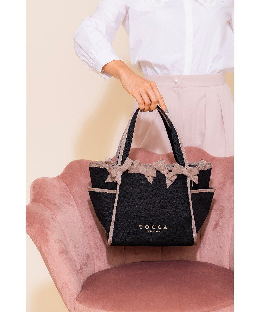 【トッカ/TOCCA】のOCTUPLE RIBBON TOTE M トートバッグ M インテリア・キッズ・メンズ・レディースファッション・服の通販 founy(ファニー) 　ファッション　Fashion　レディースファッション　WOMEN　バッグ　Bag　キャンバス　Canvas　コレクション　Collection　トリミング　Trimming　トレンド　Trend　ポケット　Pocket　モダン　Modern　リボン　Ribbon　リュクス　Luxe　人気　Popularity　財布　Wallet　ビジネス 仕事 通勤　Business　ブラック系|ID: prp329100002515902 ipo3291000000028572181