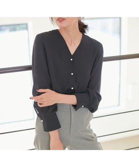 【23区/NIJYUSANKU】 バックサテンアムンゼン Vネック ブラウス人気、トレンドファッション・服の通販 founy(ファニー) ファッション Fashion レディースファッション WOMEN トップス・カットソー Tops/Tshirt シャツ/ブラウス Shirts/Blouses Vネック V-Neck 2022年 2022 2022-2023秋冬・A/W Aw/Autumn/Winter//Fw/Fall-Winter/2022-2023 A/W・秋冬 Aw・Autumn/Winter・Fw・Fall-Winter 冬 Winter カーディガン Cardigan サテン Satin ジャケット Jacket ストライプ Stripe パール Pearl プリント Print ベーシック Basic エレガント 上品 Elegant 再入荷 Restock/Back In Stock/Re Arrival |ID:prp329100002733283