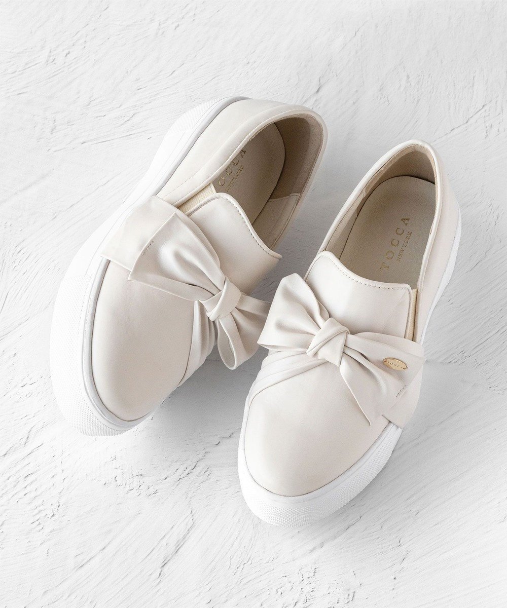 【トッカ/TOCCA】の【晴雨兼用】【軽量】NUANCE RIBBON SNEAKERS スニーカー 人気、トレンドファッション・服の通販 founy(ファニー) 　ファッション　Fashion　レディースファッション　WOMEN　アシンメトリー　Asymmetry　厚底　Platforms　クッション　Cushion　抗菌　Antibacterial　軽量　Lightweight　スニーカー　Sneakers　雑誌　Magazine　フェミニン　Feminine　プレート　Plate　メタル　Metal　リボン　Ribbon　リュクス　Luxe　ロマンティック　Romantic　再入荷　Restock/Back In Stock/Re Arrival　エレガント 上品　Elegant　 other-1|ID: prp329100002940664 ipo3291000000028414109