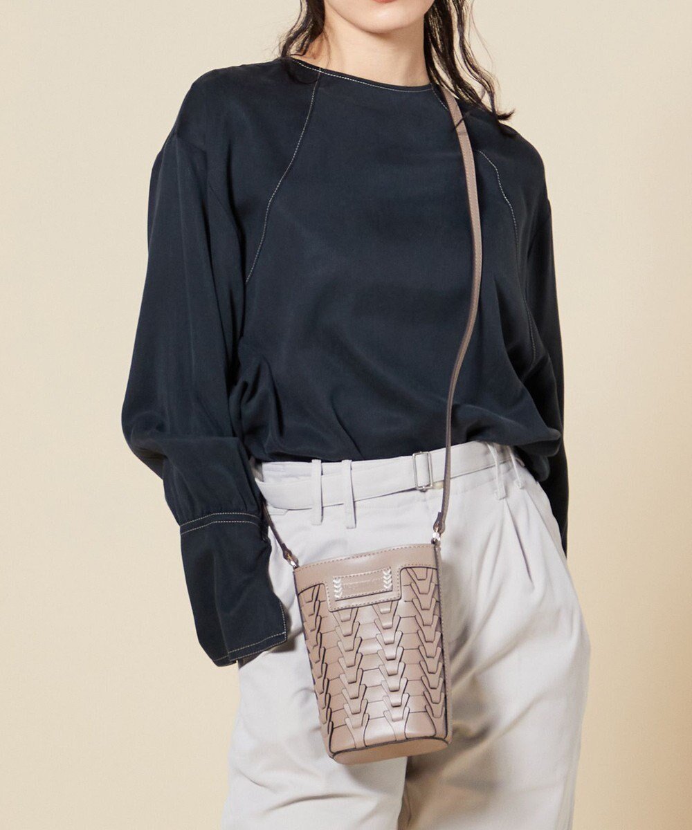 【ラ バガジェリー/LA BAGAGERIE】の【veganview】v piece mesh mini shoulder bag インテリア・キッズ・メンズ・レディースファッション・服の通販 founy(ファニー) 　ファッション　Fashion　レディースファッション　WOMEN　バッグ　Bag　ポケット　Pocket　マグネット　Magnet　メッシュ　Mesh　モチーフ　Motif　定番　Standard　軽量　Lightweight　グレージュ|ID: prp329100003086548 ipo3291000000028402642