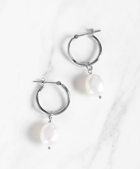 【トッカ/TOCCA】 【WEB限定】PETAL HOOP PIERCED EARRINGS K10 淡水パール ピアス人気、トレンドファッション・服の通販 founy(ファニー) ファッション Fashion レディースファッション WOMEN ジュエリー Jewelry リング Rings イヤリング Earrings アクセサリー Accessories シンプル Simple チェーン Chain チャーム Charm ネックレス Necklace パール Pearl フォルム Form フープ Hoop ポーチ Pouch リュクス Luxe |ID:prp329100003188470