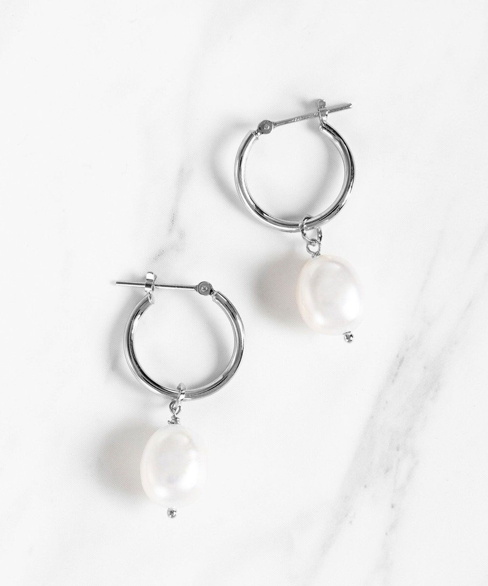 【トッカ/TOCCA】の【WEB限定】PETAL HOOP PIERCED EARRINGS K10 淡水パール ピアス 人気、トレンドファッション・服の通販 founy(ファニー) 　ファッション　Fashion　レディースファッション　WOMEN　ジュエリー　Jewelry　リング　Rings　イヤリング　Earrings　アクセサリー　Accessories　シンプル　Simple　チェーン　Chain　チャーム　Charm　ネックレス　Necklace　パール　Pearl　フォルム　Form　フープ　Hoop　ポーチ　Pouch　リュクス　Luxe　 other-1|ID: prp329100003188470 ipo3291000000029176760