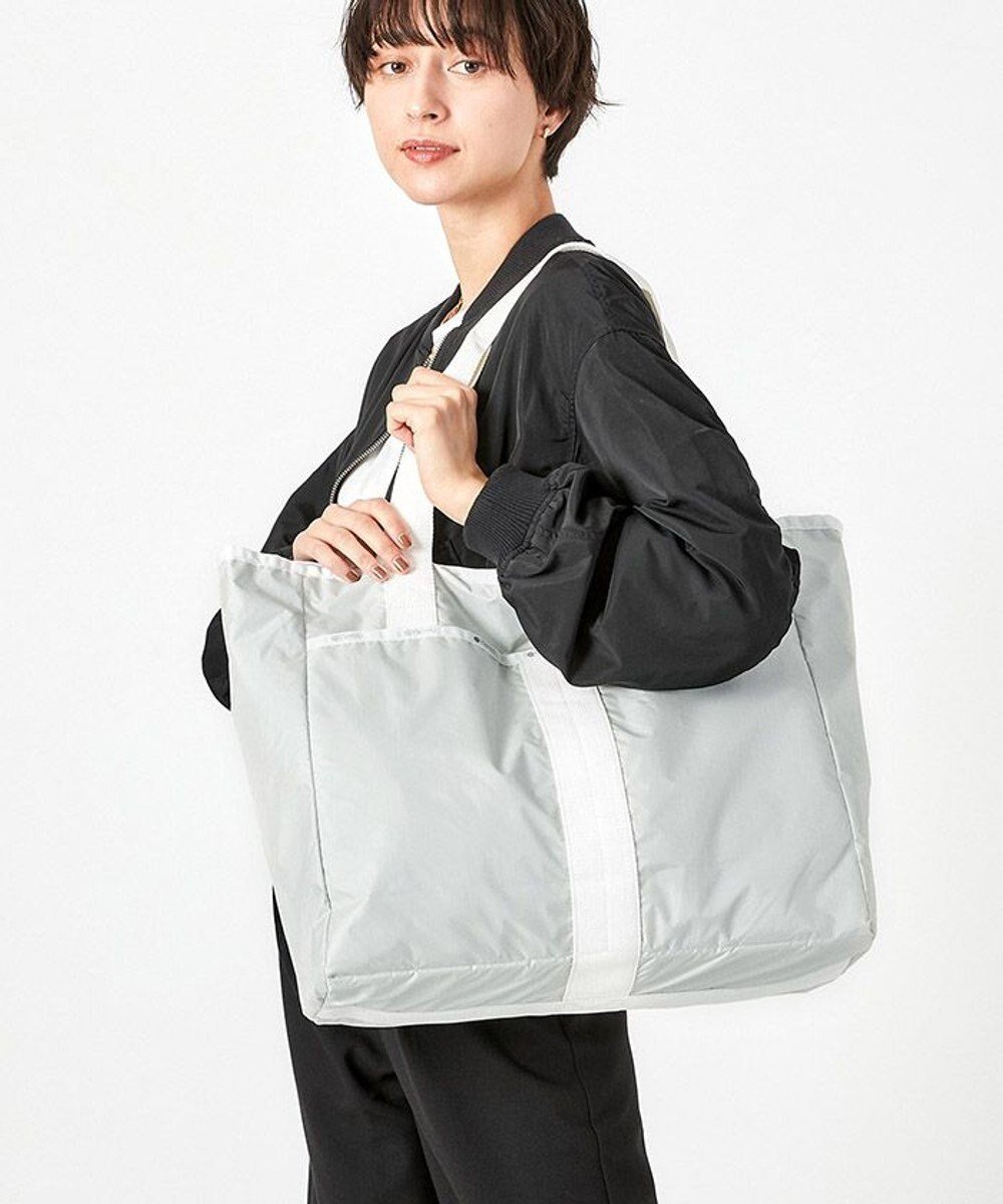 【レスポートサック/LeSportsac】のGYM TOTE BAG/ブランC 人気、トレンドファッション・服の通販 founy(ファニー) 　ファッション　Fashion　レディースファッション　WOMEN　バッグ　Bag　巾着　Purse　軽量　Lightweight　シューズ　Shoes　シンプル　Simple　スポーツ　Sports　トラベル　Travel　定番　Standard　人気　Popularity　プリント　Print　ポケット　Pocket　ポーチ　Pouch　マグネット　Magnet　無地　Plain Color　ヨガ　Yoga　おすすめ　Recommend　旅行　Travel　ビジネス 仕事 通勤　Business　 other-1|ID: prp329100003217949 ipo3291000000028463716