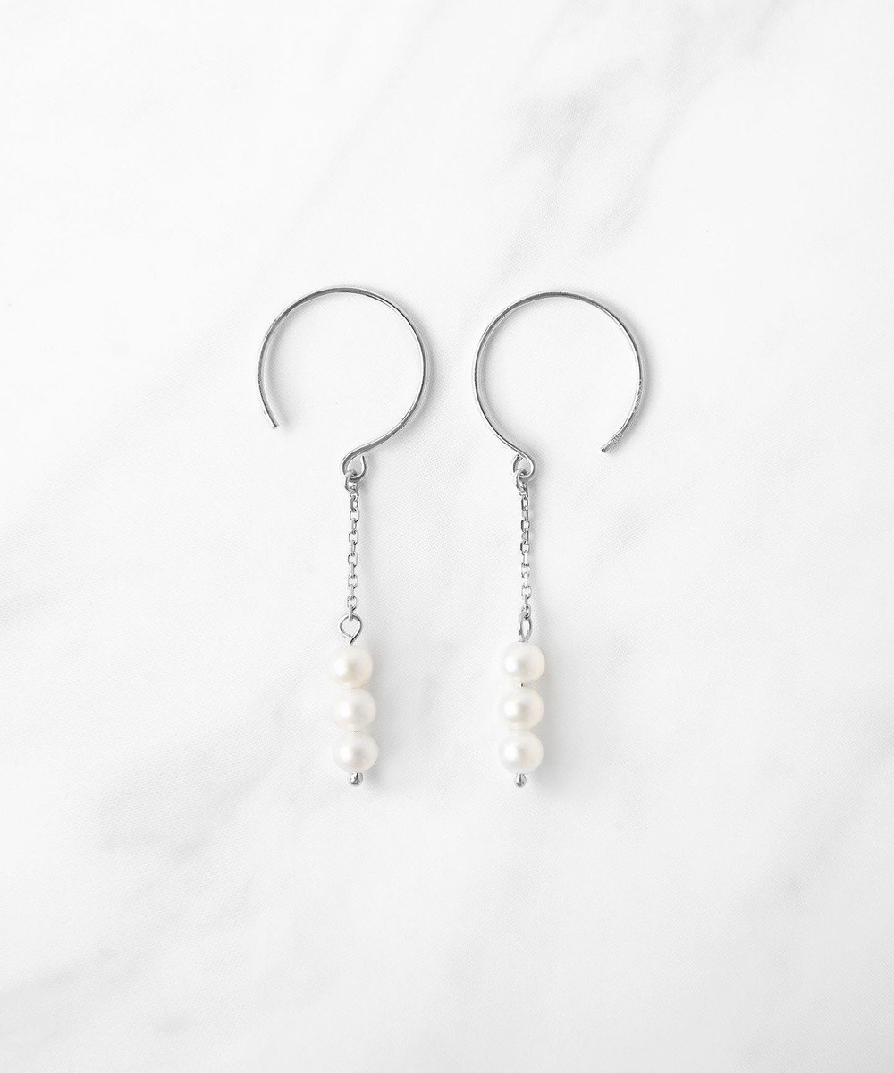 【トッカ/TOCCA】の【WEB限定】FRILL PEARL SWING PIERCED EARRINGS K10ホワイトゴールド 淡水パールピアス 人気、トレンドファッション・服の通販 founy(ファニー) 　ファッション　Fashion　レディースファッション　WOMEN　ジュエリー　Jewelry　リング　Rings　イヤリング　Earrings　アクセサリー　Accessories　シンプル　Simple　チェーン　Chain　パール　Pearl　フリル　Frills　フープ　Hoop　ポーチ　Pouch　モダン　Modern　 other-1|ID: prp329100003431131 ipo3291000000027695460