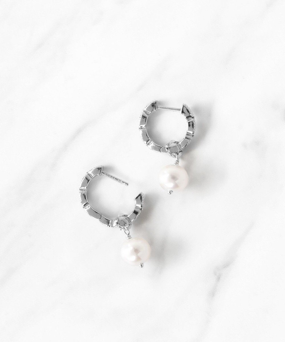 【トッカ/TOCCA】の【WEB限定】DAISY PETAL HOOP PIERCED EARRINGS K10ホワイトゴールド 淡水パール 2WAYピアス 人気、トレンドファッション・服の通販 founy(ファニー) 　ファッション　Fashion　レディースファッション　WOMEN　ジュエリー　Jewelry　リング　Rings　イヤリング　Earrings　アクセサリー　Accessories　アンティーク　Antique　シンプル　Simple　チャーム　Charm　パール　Pearl　フリル　Frills　フープ　Hoop　ポーチ　Pouch　おすすめ　Recommend　 other-1|ID: prp329100003431137 ipo3291000000029169739