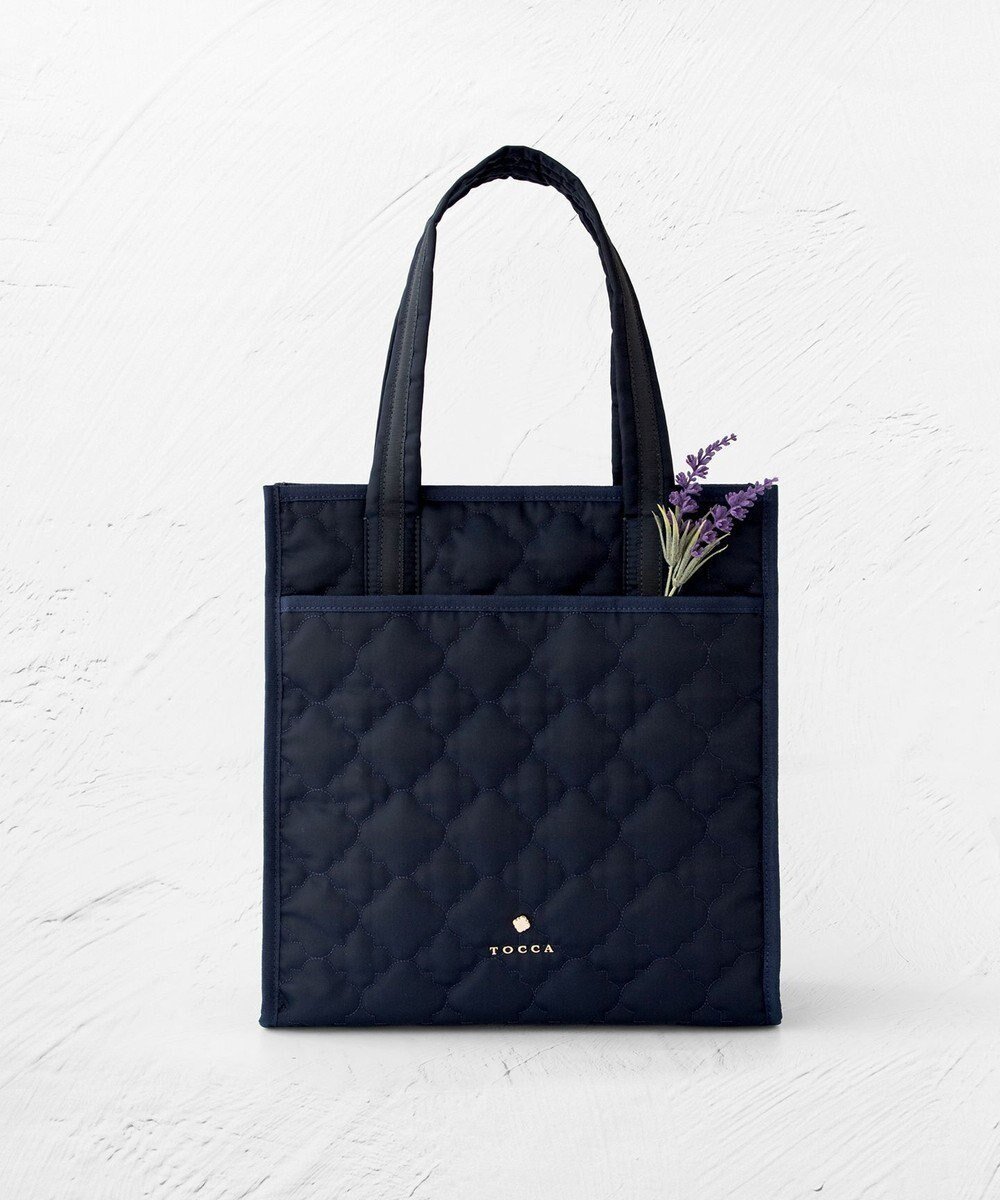 【トッカ/TOCCA】の【A4サイズ・撥水】CHECKER CLOVER QUILT TOTE トートバッグ インテリア・キッズ・メンズ・レディースファッション・服の通販 founy(ファニー) 　ファッション　Fashion　レディースファッション　WOMEN　バッグ　Bag　シンプル　Simple　トリミング　Trimming　ポケット　Pocket　マグネット　Magnet　モダン　Modern　モチーフ　Motif　財布　Wallet　ネイビー系|ID: prp329100003485675 ipo3291000000029166431