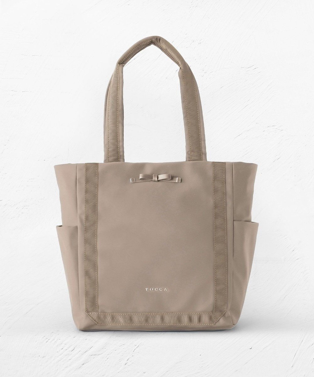 【トッカ/TOCCA】の【A4サイズ対応・撥水】PLENTIFUL A4 NYLONBAG ナイロンバッグ インテリア・キッズ・メンズ・レディースファッション・服の通販 founy(ファニー) 　ファッション　Fashion　レディースファッション　Fashion for Women　バッグ　Bags　シンプル　Simple, Minimal　ジップ　Zip, Zipper　財布　Wallet, Purse　トリミング　Trimming, Decorative Edge　フェイス　Face, Facial Design　フェミニン　Feminine, Girly　ポケット　Pocket, Pocket Detail　メタル　Metal, Metal Parts　モチーフ　Motif, Design Theme　リボン　Ribbon, Bow　リュクス　Luxury, Elegant, High-End, Chic　おすすめ　Recommended / Our Picks　ビジネス 仕事 通勤　Business / Work / Commuting　[新色]ベージュ系|ID: prp329100003709038 ipo3291000000033604557