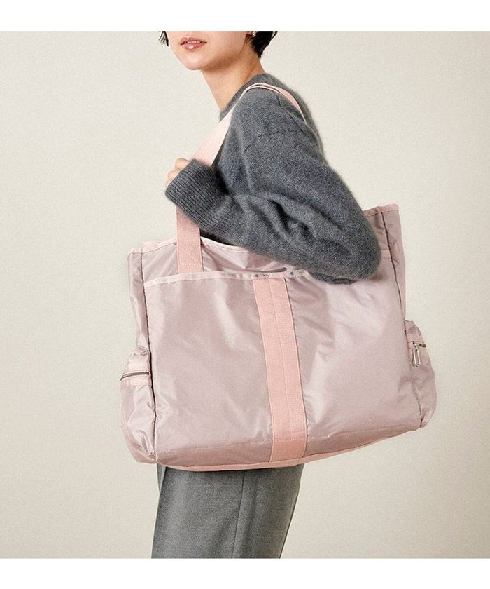 【レスポートサック/LeSportsac】のURBAN TOTE/シルバーピンクC インテリア・キッズ・メンズ・レディースファッション・服の通販 founy(ファニー) https://founy.com/ ファッション Fashion レディースファッション WOMEN バッグ Bag 軽量 Lightweight シルバー Silver シンプル Simple スポーツ Sports スマホ Smartphone 定番 Standard 人気 Popularity フロント Front プリント Print ポケット Pocket ポーチ Pouch マグネット Magnet 無地 Plain Color 旅行 Travel ビジネス 仕事 通勤 Business |ID: prp329100003731330 ipo3291000000029477557