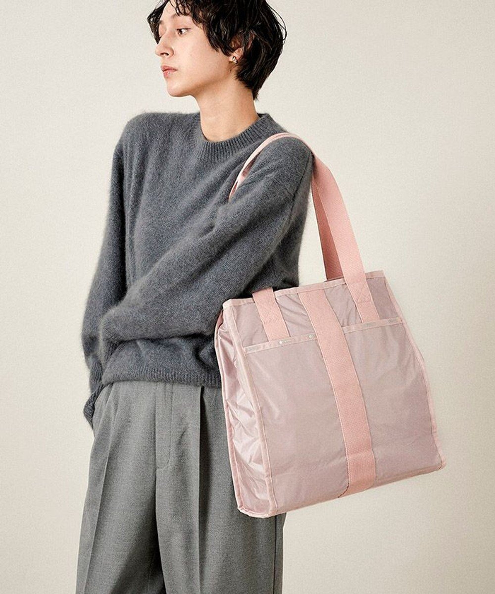 【レスポートサック/LeSportsac】のMEDIUM CITY TOTE/シルバーピンクC 人気、トレンドファッション・服の通販 founy(ファニー) 　ファッション　Fashion　レディースファッション　WOMEN　バッグ　Bag　クッション　Cushion　軽量　Lightweight　シルバー　Silver　シンプル　Simple　スマート　Smart　定番　Standard　人気　Popularity　プリント　Print　ポケット　Pocket　無地　Plain Color　おすすめ　Recommend　ビジネス 仕事 通勤　Business　 other-1|ID: prp329100003731331 ipo3291000000028344697