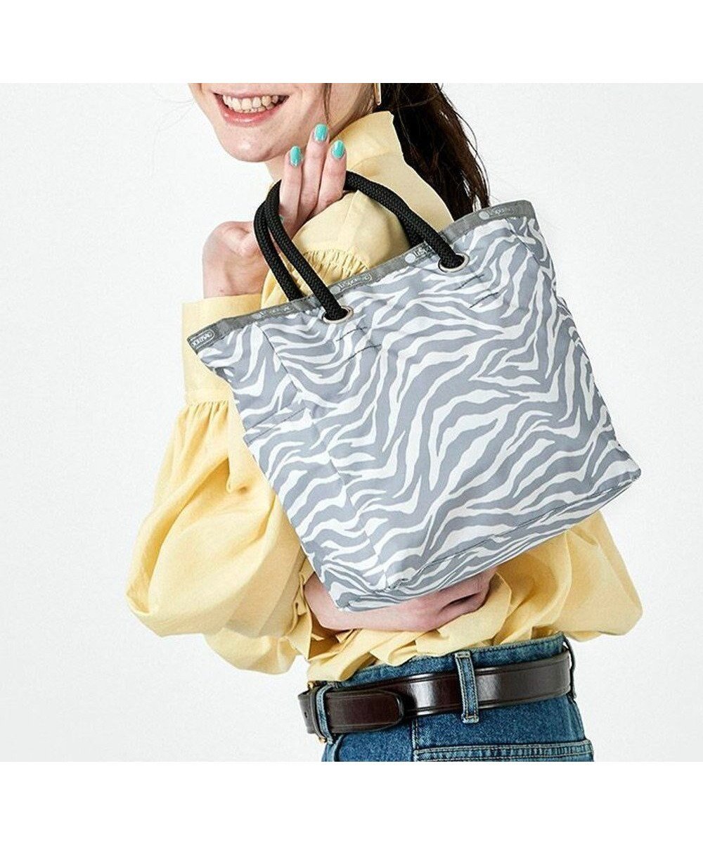 【レスポートサック/LeSportsac】のMEDIUM 2 WAY TOTE/アロイゼブラ/メレンゲ インテリア・キッズ・メンズ・レディースファッション・服の通販 founy(ファニー) 　ファッション　Fashion　レディースファッション　WOMEN　バッグ　Bag　シンプル　Simple　スマホ　Smartphone　ボックス　Box　ポケット　Pocket　無地　Plain Color　リバーシブル　Reversible　おすすめ　Recommend　ビジネス 仕事 通勤　Business　アロイゼブラ/メレンゲ|ID: prp329100003908686 ipo3291000000026357579