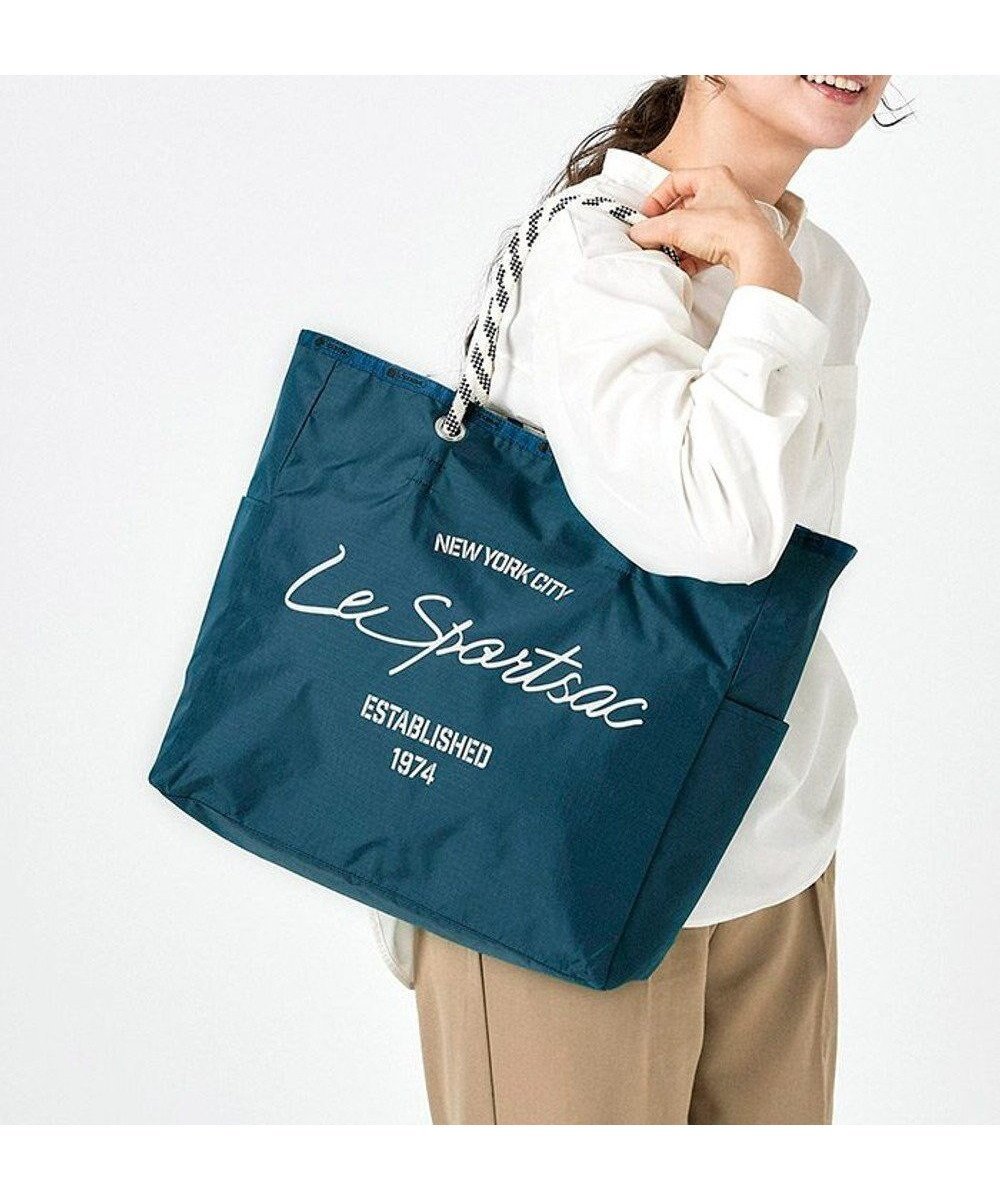 【レスポートサック/LeSportsac】のLARGE 2 WAY TOTE/2ウェイディープラグーンスクリプト 人気、トレンドファッション・服の通販 founy(ファニー) 　ファッション　Fashion　レディースファッション　WOMEN　バッグ　Bag　軽量　Lightweight　シンプル　Simple　ストライプ　Stripe　トラベル　Travel　プリント　Print　ポケット　Pocket　無地　Plain Color　リバーシブル　Reversible　おすすめ　Recommend　旅行　Travel　ビジネス 仕事 通勤　Business　 other-1|ID: prp329100003908690 ipo3291000000026950885