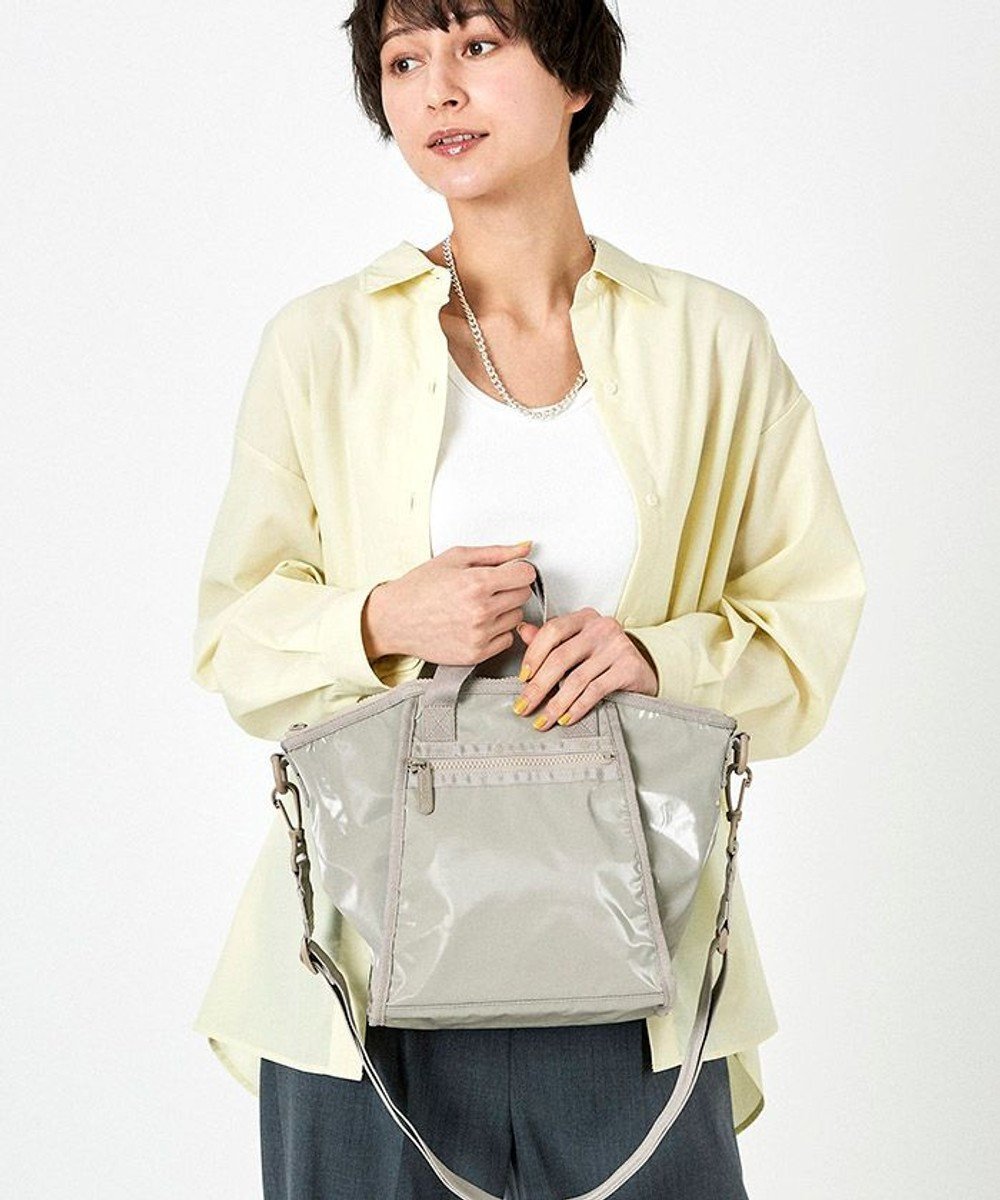 【レスポートサック/LeSportsac】のTOP HANDLE CONV TOTE/フォッシルシャイン 人気、トレンドファッション・服の通販 founy(ファニー) 　ファッション　Fashion　レディースファッション　WOMEN　バッグ　Bag　アウトドア　Outdoor　コレクション　Collection　コンパクト　Compact　軽量　Lightweight　ショルダー　Shoulder　シンプル　Simple　スポーティ　Sporty　財布　Wallet　トラベル　Travel　人気　Popularity　ハンドバッグ　Handbag　フォルム　Form　プリント　Print　ポケット　Pocket　無地　Plain Color　おすすめ　Recommend　旅行　Travel　エレガント 上品　Elegant　 other-1|ID: prp329100003925912 ipo3291000000027544071