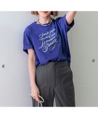 【23区/NIJYUSANKU】の【井波麻里衣さんコラボ】カリグラフィー プリント Tシャツ ロイヤルブルー×クリーム|ID:prp329100003975162