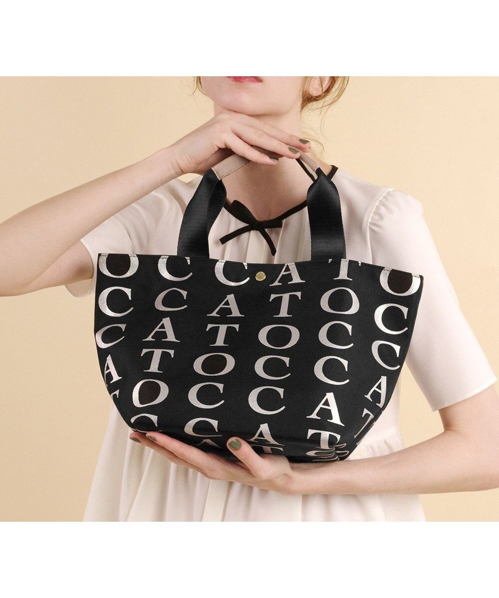 【トッカ/TOCCA】の【WEB&一部店舗限定】FOLLOWING TOCCA TOTE トートバッグ インテリア・キッズ・メンズ・レディースファッション・服の通販 founy(ファニー) 　ファッション　Fashion　レディースファッション　WOMEN　バッグ　Bag　コーティング　Coating　シューズ　Shoes　シンプル　Simple　スポーツ　Sports　財布　Wallet　ビーチ　Beach　フェミニン　Feminine　フロント　Front　プリント　Print　ポケット　Pocket　メタル　Metal　リュクス　Luxe　ループ　Loop　おすすめ　Recommend　旅行　Travel　シルバー系|ID: prp329100003989060 ipo3291000000027116018