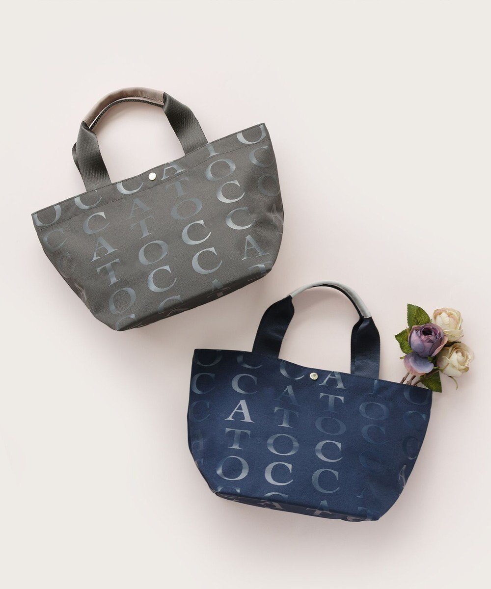 【トッカ/TOCCA】の【WEB&一部店舗限定】FOLLOWING TOCCA TOTE トートバッグ インテリア・キッズ・メンズ・レディースファッション・服の通販 founy(ファニー) 　ファッション　Fashion　レディースファッション　WOMEN　バッグ　Bag　コーティング　Coating　シューズ　Shoes　シンプル　Simple　スポーツ　Sports　財布　Wallet　ビーチ　Beach　フェミニン　Feminine　フロント　Front　プリント　Print　ポケット　Pocket　メタル　Metal　リュクス　Luxe　ループ　Loop　おすすめ　Recommend　旅行　Travel　ネイビー系|ID: prp329100003989060 ipo3291000000028484105