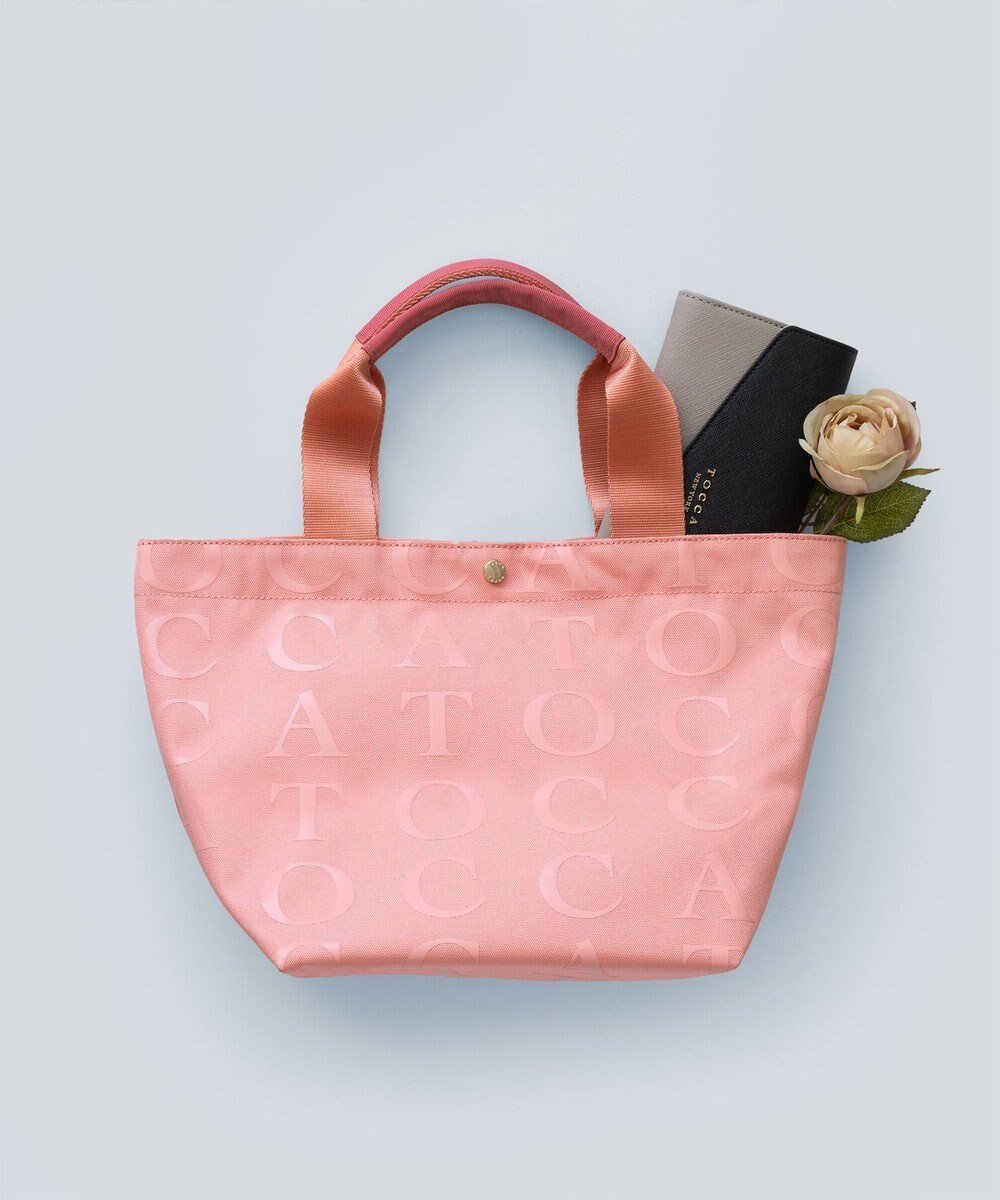 【トッカ/TOCCA】の【WEB&一部店舗限定】FOLLOWING TOCCA TOTE トートバッグ インテリア・キッズ・メンズ・レディースファッション・服の通販 founy(ファニー) 　ファッション　Fashion　レディースファッション　WOMEN　バッグ　Bag　コーティング　Coating　シューズ　Shoes　シンプル　Simple　スポーツ　Sports　財布　Wallet　ビーチ　Beach　フェミニン　Feminine　フロント　Front　プリント　Print　ポケット　Pocket　メタル　Metal　リュクス　Luxe　ループ　Loop　おすすめ　Recommend　旅行　Travel　ピンク系|ID: prp329100003989060 ipo3291000000028484106