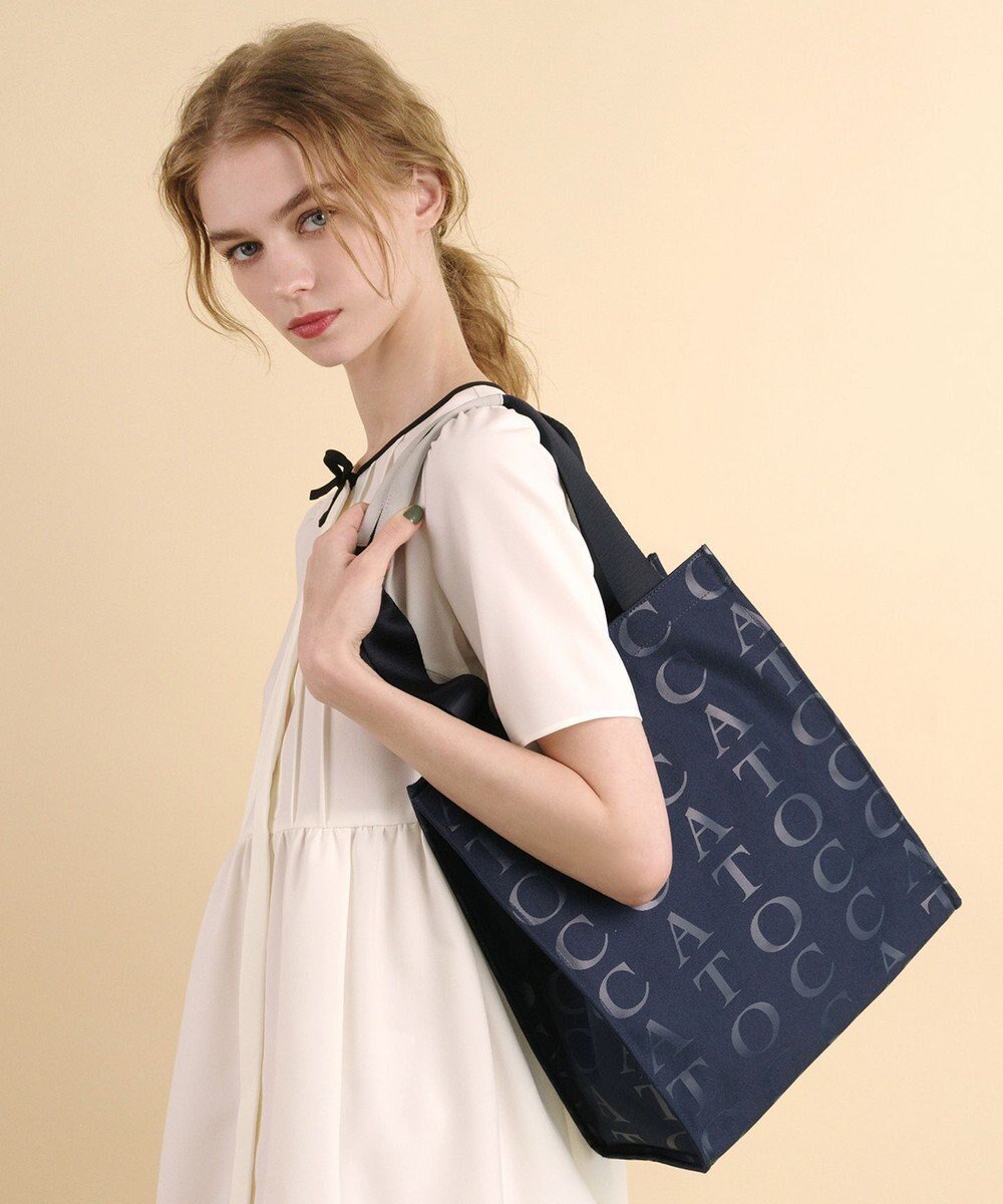 【トッカ/TOCCA】の【WEB&一部店舗限定】【A4サイズ対応】FOLLOWING TOCCA A4 TOTE トートバッグ 人気、トレンドファッション・服の通販 founy(ファニー) 　ファッション　Fashion　レディースファッション　WOMEN　バッグ　Bag　コーティング　Coating　シューズ　Shoes　シンプル　Simple　スポーツ　Sports　財布　Wallet　ビーチ　Beach　フェミニン　Feminine　フロント　Front　プリント　Print　ポケット　Pocket　メタル　Metal　リュクス　Luxe　ループ　Loop　おすすめ　Recommend　旅行　Travel　ビジネス 仕事 通勤　Business　 other-1|ID: prp329100003989063 ipo3291000000027116023