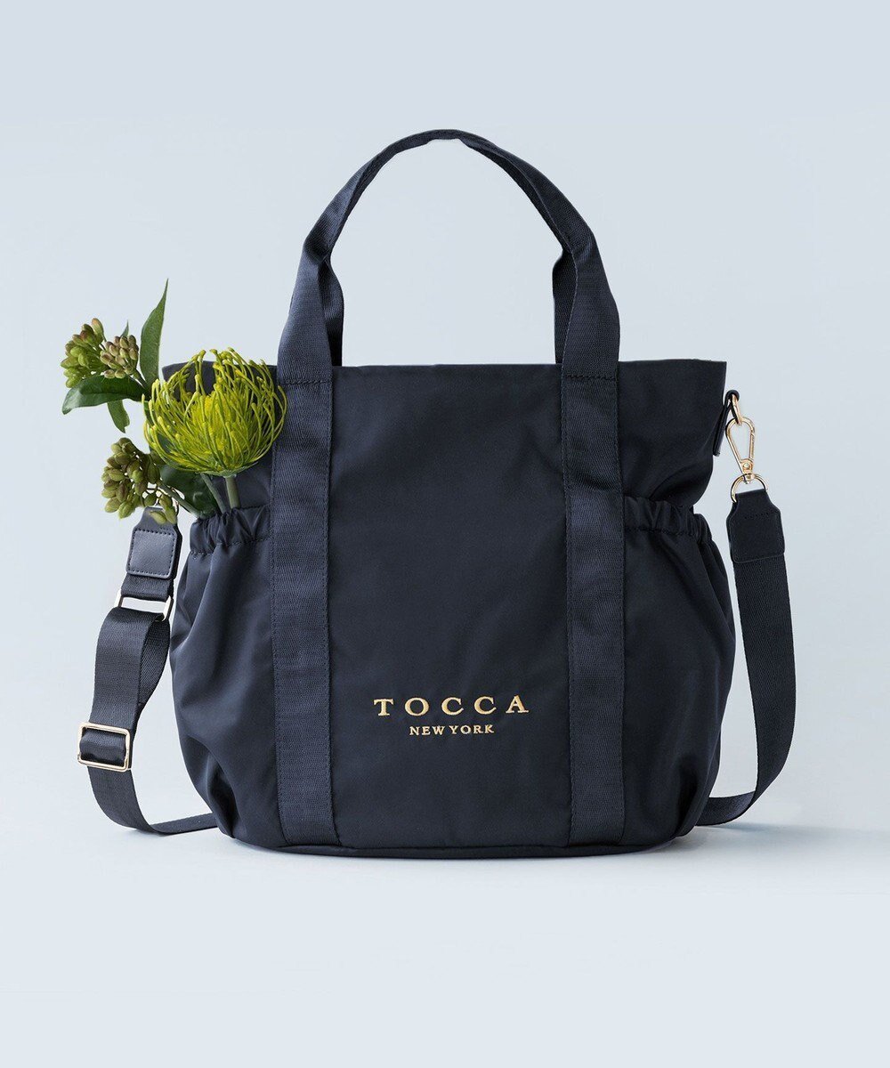 【トッカ/TOCCA】の【WEB&一部店舗限定・撥水・環境にやさしい素材】SANA SIDEPOCKET TOTE トートバッグ インテリア・キッズ・メンズ・レディースファッション・服の通販 founy(ファニー) 　ファッション　Fashion　レディースファッション　WOMEN　バッグ　Bag　クラウン　Crown　コレクション　Collection　軽量　Lightweight　シューズ　Shoes　シンプル　Simple　スポーツ　Sports　財布　Wallet　フォルム　Form　フラット　Flat　ポケット　Pocket　ポーチ　Pouch　リラックス　Relax　おすすめ　Recommend　旅行　Travel　[新色]ネイビー系|ID: prp329100003991962 ipo3291000000029335126