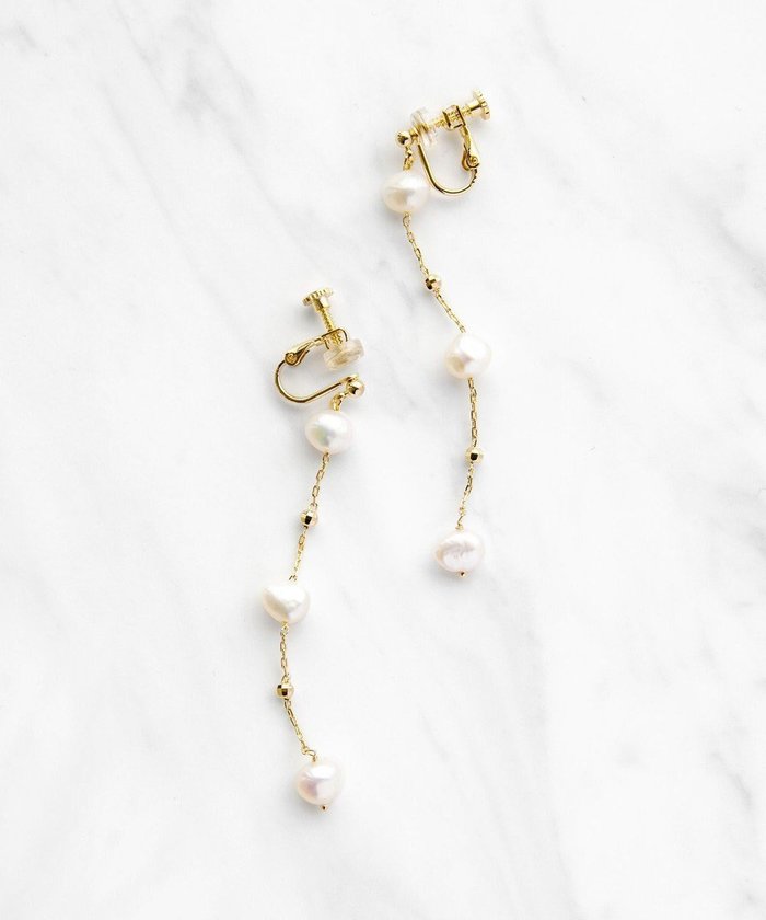 【トッカ/TOCCA】のPEARL STATION EARRINGS 淡水バロックパール イヤリング インテリア・キッズ・メンズ・レディースファッション・服の通販 founy(ファニー) https://founy.com/ ファッション Fashion レディースファッション WOMEN ジュエリー Jewelry リング Rings イヤリング Earrings アクセサリー Accessories イヤリング Earrings シンプル Simple 雑誌 Magazine チェーン Chain テクスチャー Texture バロック Baroque パール Pearl フォルム Form リュクス Luxe 冬 Winter A/W・秋冬 Aw・Autumn/Winter・Fw・Fall-Winter おすすめ Recommend 2024年 2024 ギフト プレゼント Gift Present 2024-2025秋冬・A/W Aw/Autumn/Winter/Fw/Fall/2024-2025 |ID: prp329100003991969 ipo3291000000026475345