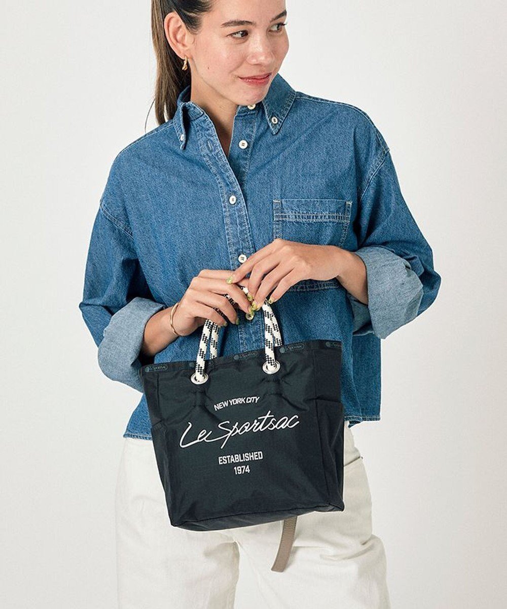 【レスポートサック/LeSportsac】のMEDIUM 2 WAY TOTE/2WAYブラックスクリプト インテリア・キッズ・メンズ・レディースファッション・服の通販 founy(ファニー) 　ファッション　Fashion　レディースファッション　WOMEN　バッグ　Bag　軽量　Lightweight　シンプル　Simple　ストライプ　Stripe　スマホ　Smartphone　トラベル　Travel　プリント　Print　ボックス　Box　ポケット　Pocket　無地　Plain Color　リバーシブル　Reversible　おすすめ　Recommend　旅行　Travel　ビジネス 仕事 通勤　Business　2WAYブラックスクリプト|ID: prp329100004020304 ipo3291000000026659109