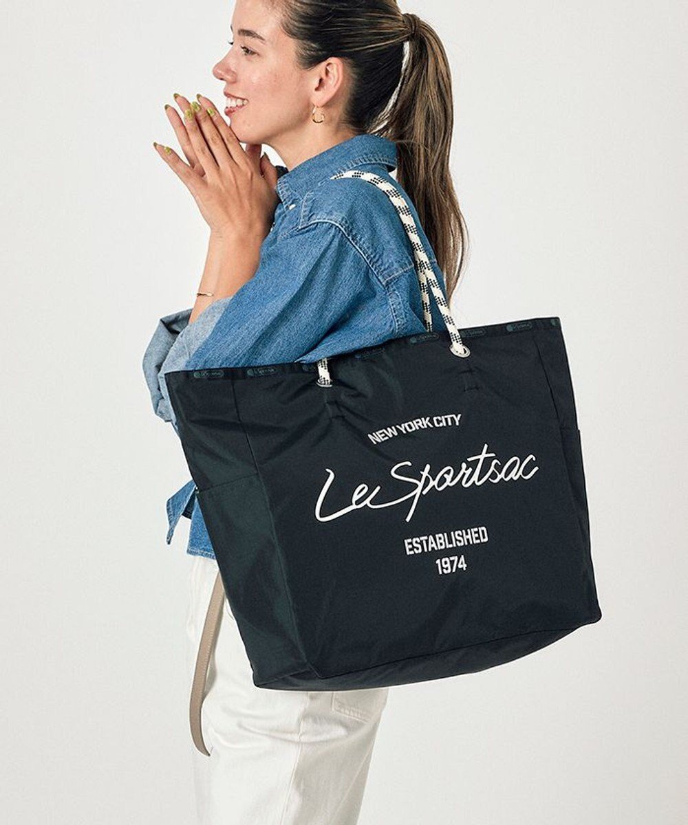 【レスポートサック/LeSportsac】のLARGE 2 WAY TOTE/2WAYブラックスクリプト 人気、トレンドファッション・服の通販 founy(ファニー) 　ファッション　Fashion　レディースファッション　WOMEN　バッグ　Bag　軽量　Lightweight　シンプル　Simple　ストライプ　Stripe　トラベル　Travel　プリント　Print　ポケット　Pocket　無地　Plain Color　リバーシブル　Reversible　おすすめ　Recommend　旅行　Travel　ビジネス 仕事 通勤　Business　 other-1|ID: prp329100004020312 ipo3291000000026659155