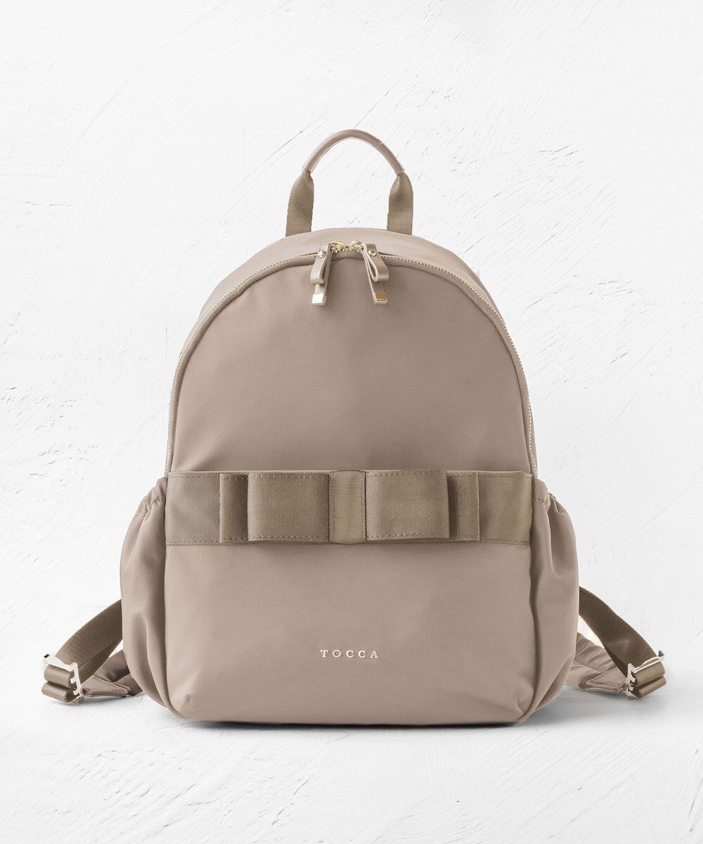 【トッカ/TOCCA】の【A4サイズ対応・撥水】RIBBON BRICK BACKPACK バックパック インテリア・キッズ・メンズ・レディースファッション・服の通販 founy(ファニー) 　ファッション　Fashion　レディースファッション　WOMEN　バッグ　Bag　ジップ　Zip　財布　Wallet　雑誌　Magazine　フロント　Front　ポケット　Pocket　メタル　Metal　モチーフ　Motif　リボン　Ribbon　リュック　Ruck Sack　旅行　Travel　エレガント 上品　Elegant　ビジネス 仕事 通勤　Business　[新色]ベージュ系|ID: prp329100004030102 ipo3291000000029334880