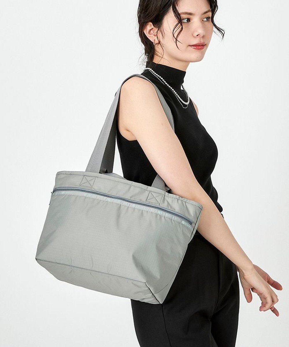 【レスポートサック/LeSportsac】のTWO HANDLE ZIP TOTE/ドーブグレー 人気、トレンドファッション・服の通販 founy(ファニー) 　ファッション　Fashion　レディースファッション　WOMEN　バッグ　Bag　軽量　Lightweight　シンプル　Simple　スポーツ　Sports　トラベル　Travel　手帳　Pocket Book　プリント　Print　ポケット　Pocket　無地　Plain Color　旅行　Travel　ビジネス 仕事 通勤　Business　 other-1|ID: prp329100004077838 ipo3291000000027543990