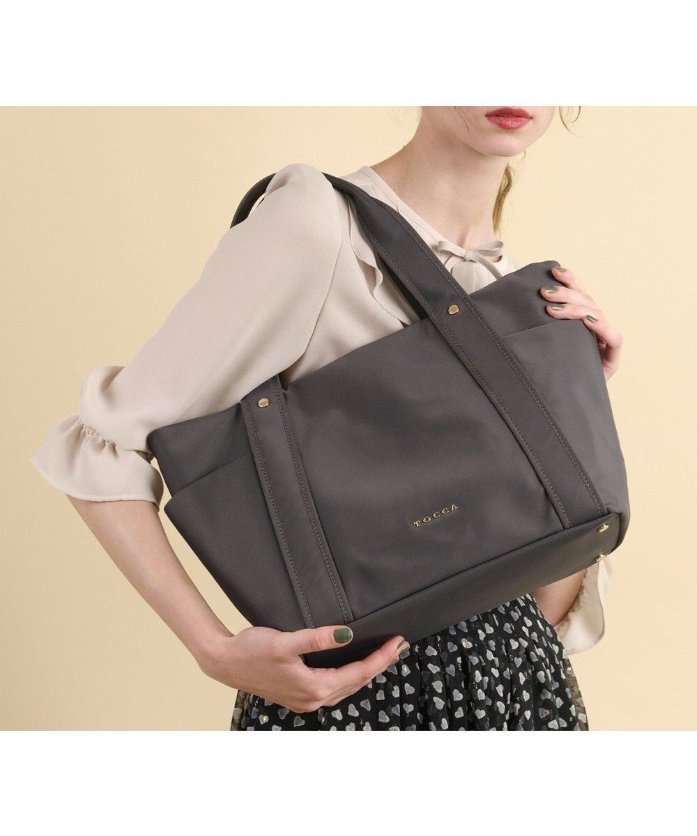 【トッカ/TOCCA】の【A4サイズ対応】NEW AVENUE NYLONBAG ナイロンバッグ インテリア・キッズ・メンズ・レディースファッション・服の通販 founy(ファニー) 　ファッション　Fashion　レディースファッション　Fashion for Women　バッグ　Bags　シンプル　Simple, Minimal　ジップ　Zip, Zipper　財布　Wallet, Purse　ポケット　Pocket, Pocket Detail　メタル　Metal, Metal Parts　A/W・秋冬　Autumn/Winter　冬　Winter / This Winter　2024年　2024　ビジネス 仕事 通勤　Business / Work / Commuting　2024-2025秋冬・A/W　Autumn/Winter 2024–25 AW24–25　ライトグレー系|ID: prp329100004082282 ipo3291000000033604566