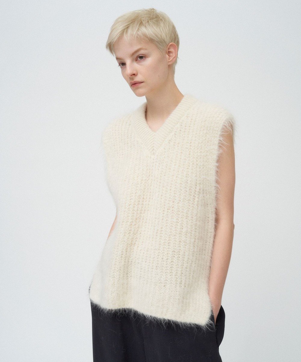 【エイトン/ATON】のALPACA FUR Vネックベスト 人気、トレンドファッション・服の通販 founy(ファニー) 　ファッション　Fashion　レディースファッション　WOMEN　アウター　Coat Outerwear　トップス・カットソー　Tops/Tshirt　ニット　Knit Tops　ベスト/ジレ　Gilets/Vests　Vネック　V-Neck　A/W・秋冬　Aw・Autumn/Winter・Fw・Fall-Winter　インナー　Inner　カーディガン　Cardigan　スタンド　Stand　スリット　Slit　セーター　Sweater　ベスト　Vest　 other-1|ID: prp329100004109751 ipo3291000000027965485