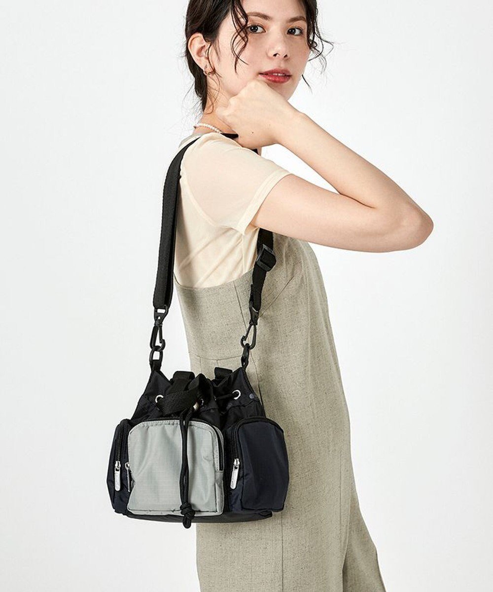 【レスポートサック/LeSportsac】のCONV DRAWSTRING CROSSBODY/ブラック/ドーブ/ディープシーブルー CB 人気、トレンドファッション・服の通販 founy(ファニー) 　ファッション　Fashion　レディースファッション　WOMEN　巾着　Purse　軽量　Lightweight　シンプル　Simple　スマホ　Smartphone　財布　Wallet　フォルム　Form　ブロック　Block　プリント　Print　ポケット　Pocket　ポシェット　Pochette　無地　Plain Color　 other-1|ID: prp329100004113147 ipo3291000000028016457