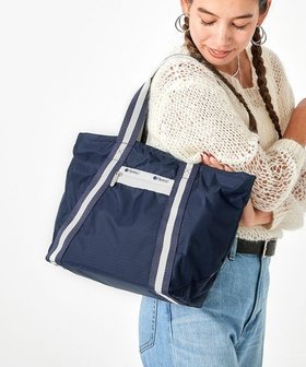 【レスポートサック/LeSportsac】のSM E/W EVERYDAY TOTE/スペクテイターディープブルー 人気、トレンドファッション・服の通販 founy(ファニー) ファッション Fashion レディースファッション WOMEN バッグ Bag 軽量 Lightweight シンプル Simple スタイリッシュ Stylish スポーティ Sporty スマート Smart 手帳 Pocket Book プリント Print ポケット Pocket 無地 Plain Color おすすめ Recommend ビジネス 仕事 通勤 Business |ID:prp329100004150549