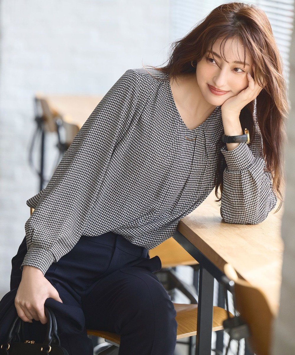 【エニィ スィス/any SiS】の【WEB限定】エニポカシリーズVネック ブラウス インテリア・キッズ・メンズ・レディースファッション・服の通販 founy(ファニー) 　ファッション　Fashion　レディースファッション　Ladies' Fashion Online　トップス・カットソー　Tops/Tshirt　シャツ/ブラウス　Shirts/Blouses　Vネック　V-Neck　シャーリング　Shirring　ジョーゼット　Georgette　デニム　Denim　フレア　Flare　冬　Winter　A/W・秋冬　Aw・Autumn/Winter・Fw・Fall-Winter　再入荷　Restock/Back In Stock/Re Arrival　おすすめ　Recommend　エレガント 上品　Elegant　ビジネス 仕事 通勤　Business　千鳥|ID: prp329100004159764 ipo3291000000032617153