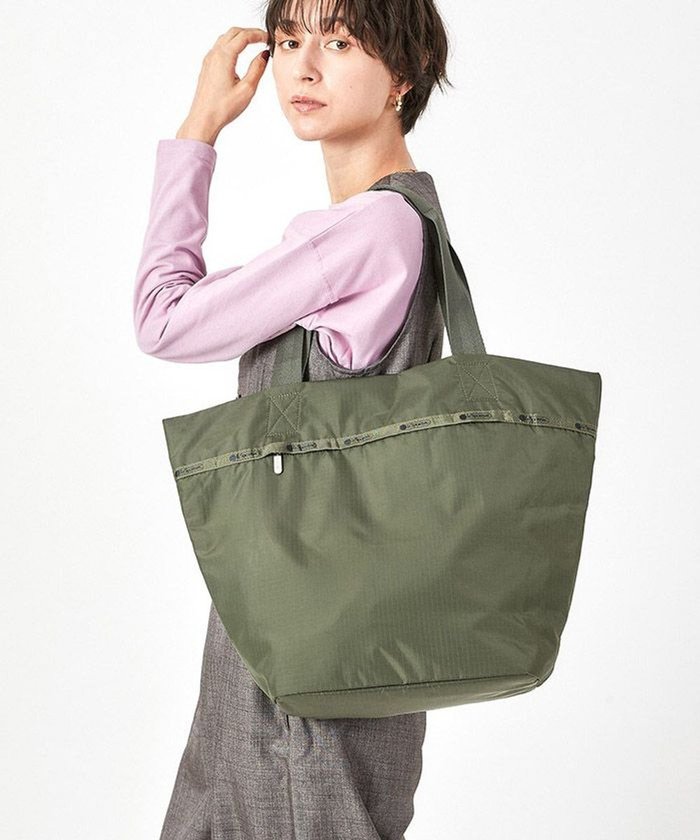 【レスポートサック/LeSportsac】のMARKET TOTE/ダークオリーブ インテリア・キッズ・メンズ・レディースファッション・服の通販 founy(ファニー) https://founy.com/ ファッション Fashion レディースファッション WOMEN バッグ Bag 軽量 Lightweight シンプル Simple スポーツ Sports トラベル Travel プリント Print ポケット Pocket マグネット Magnet 無地 Plain Color おすすめ Recommend 旅行 Travel ビジネス 仕事 通勤 Business |ID: prp329100004216138 ipo3291000000029242366