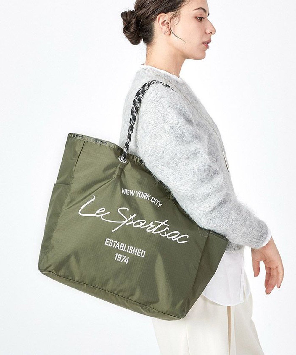 【レスポートサック/LeSportsac】のLARGE 2 WAY TOTE/2ウェイダークオリーブスクリプト 人気、トレンドファッション・服の通販 founy(ファニー) 　ファッション　Fashion　レディースファッション　WOMEN　バッグ　Bag　軽量　Lightweight　シンプル　Simple　ストライプ　Stripe　トラベル　Travel　プリント　Print　ポケット　Pocket　リバーシブル　Reversible　NEW・新作・新着・新入荷　New Arrivals　おすすめ　Recommend　旅行　Travel　ビジネス 仕事 通勤　Business　 other-1|ID: prp329100004255729 ipo3291000000029556375