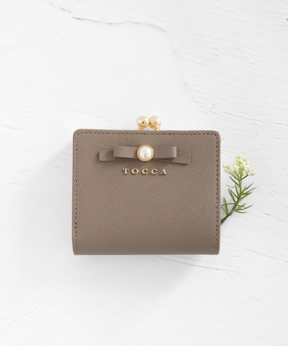 【トッカ/TOCCA】の【新色ブルー登場】PEARL KNOT BIFOLDWALLET 財布 インテリア・キッズ・メンズ・レディースファッション・服の通販 founy(ファニー) 　ファッション　Fashion　レディースファッション　Fashion for Women　ミニ財布・二つ折り財布　Wallets & Card Cases　おすすめ　Recommended / Our Picks　ウォレット　Wallet　エレガント 上品　Elegant　コンパクト　Compact, Small Size　パール　Pearl, Pearl Accent　メタル　Metal, Metal Parts　モチーフ　Motif, Design Theme　リボン　Ribbon, Bow　リュクス　Luxury, Elegant, High-End, Chic　ロマンティック　Romantic, Feminine Style　財布　Wallet, Purse　ベージュ系|ID: prp329100004267030 ipo3291000000032644339