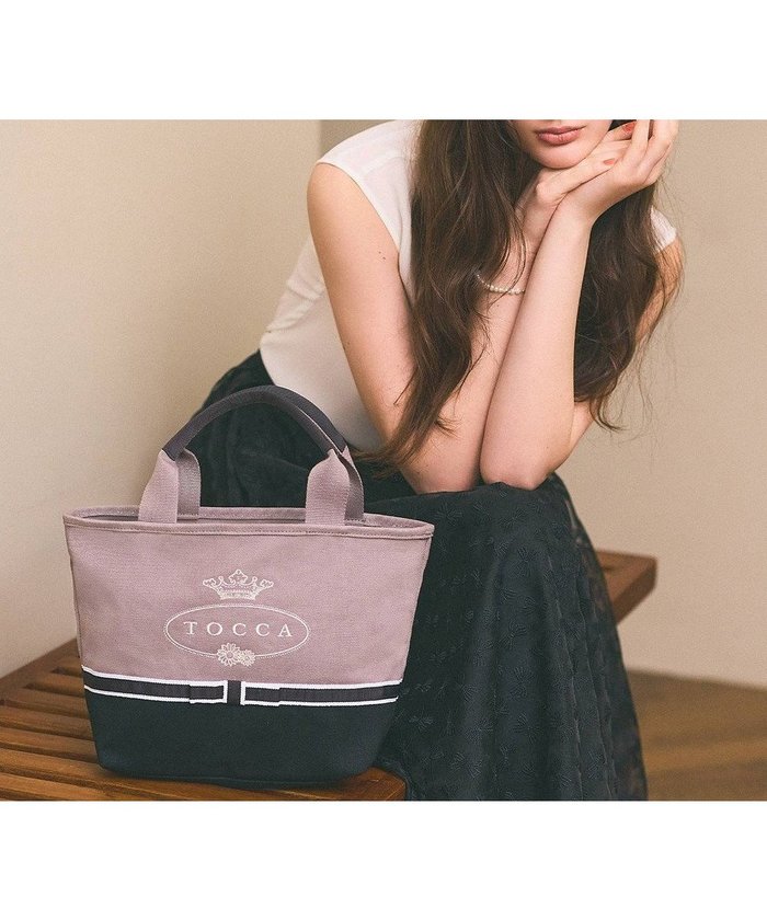 【トッカ/TOCCA】の【選べる2種類のデザイン!】【大人百花掲載】MEMORIES of TOCCA CANVASTOTE キャンバストートバッグ インテリア・キッズ・メンズ・レディースファッション・服の通販 founy(ファニー) https://founy.com/ ファッション Fashion レディースファッション Ladies' Fashion Online バッグ Bag カラフル Colorful コレクション Collection 財布 Wallet 雑誌 Magazine 人気 Popularity フェミニン Feminine ポケット Pocket モチーフ Motif リボン Ribbon A/W・秋冬 Aw・Autumn/Winter・Fw・Fall-Winter 冬 Winter 2024年 2024 ビジネス 仕事 通勤 Business 2024-2025秋冬・A/W Aw/Autumn/Winter/Fw/Fall/2024-2025 |ID: prp329100004267171 ipo3291000000032559316