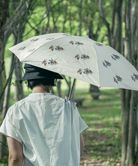 【アンドウール/AND WOOL】の〈UVカット率99%以上・一級遮光生地・晴雨兼用〉野ばら刺繍の日傘 (折りたたみ傘タイプ) 人気、トレンドファッション・服の通販 founy(ファニー) ファッション Fashion レディースファッション WOMEN 傘 / レイングッズ Umbrellas/Rainwear 傘 Umbrella 軽量 Lightweight サマー Summer スポーツ Sports センター Center 日傘 Parasol 再入荷 Restock/Back In Stock/Re Arrival |ID:prp329100004272272