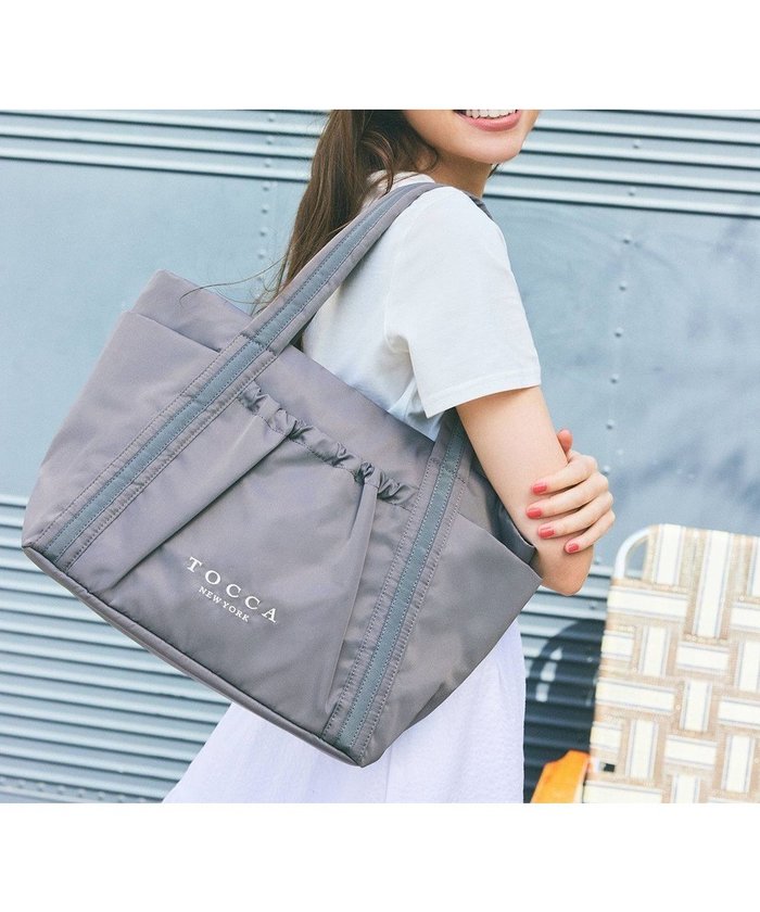 【トッカ/TOCCA】の【WEB&一部店舗限定】【A4サイズ対応・撥水・サスティナブル素材】SOSTA POCKETTOTE トートバッグ インテリア・キッズ・メンズ・レディースファッション・服の通販 founy(ファニー) https://founy.com/ ファッション Fashion レディースファッション Ladies' Fashion Online バッグ Bag ギャザー Gather 軽量 Lightweight シューズ Shoes ジップ Zip スポーツ Sports 財布 Wallet フェミニン Feminine フロント Front ポケット Pocket おすすめ Recommend 旅行 Travel ビジネス 仕事 通勤 Business |ID: prp329100004273655 ipo3291000000032273625