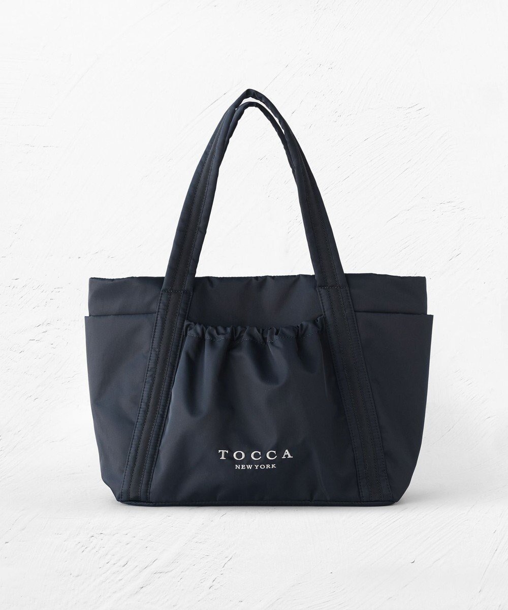 【トッカ/TOCCA】の【WEB&一部店舗限定】【A4サイズ対応・撥水・サスティナブル素材】SOSTA POCKETTOTE トートバッグ インテリア・キッズ・メンズ・レディースファッション・服の通販 founy(ファニー) 　ファッション　Fashion　レディースファッション　Ladies' Fashion Online　バッグ　Bag　ギャザー　Gather　軽量　Lightweight　シューズ　Shoes　ジップ　Zip　スポーツ　Sports　財布　Wallet　フェミニン　Feminine　フロント　Front　ポケット　Pocket　おすすめ　Recommend　旅行　Travel　ビジネス 仕事 通勤　Business　ネイビー系|ID: prp329100004273655 ipo3291000000032273628