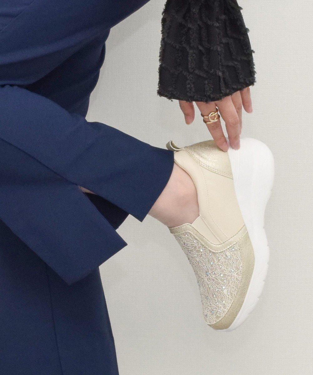 【ブリジット バーキン/Bridget Birkin】の【Round About】スリッポンヒールスニーカー インテリア・キッズ・メンズ・レディースファッション・服の通販 founy(ファニー) ファッション Fashion レディースファッション Fashion for Women おすすめ Recommended / Our Picks クッション Cushion, Throw Pillow ストーン Stone, Gem-Like スニーカー Sneakers, Trainers レース Lace, Lace Fabric 厚底 Platform Shoes 旅行 Travel ゴールドコンビ|ID: prp329100004275031 ipo3291000000033644763