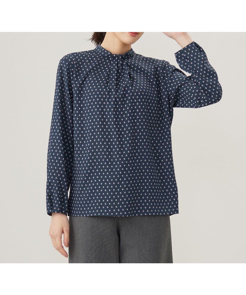 【ジェイ プレス/J.PRESS】の【洗える】ジオメトリックプリント ブラウス インテリア・キッズ・メンズ・レディースファッション・服の通販 founy(ファニー) 　ファッション　Fashion　レディースファッション　Fashion for Women　トップス・カットソー　Cut & Sew Tops　シャツ・ブラウス・オフィスカジュアル　Elegant Blouses & Button-Ups　インナー　Innerwear　洗える　Machine Washable　ジャケット　Jacket, Outerwear　スタンド　Stand Collar, Upright Stand　スリット　Slit, Slit Detail　ドレープ　Drape, Draping Fabric　フェミニン　Feminine, Girly　プリント　Print, Printed Pattern　A/W・秋冬　Autumn/Winter　エレガント 上品　Elegant　ブルーグレープリント系|ID: prp329100004275538 ipo3291000000033682915