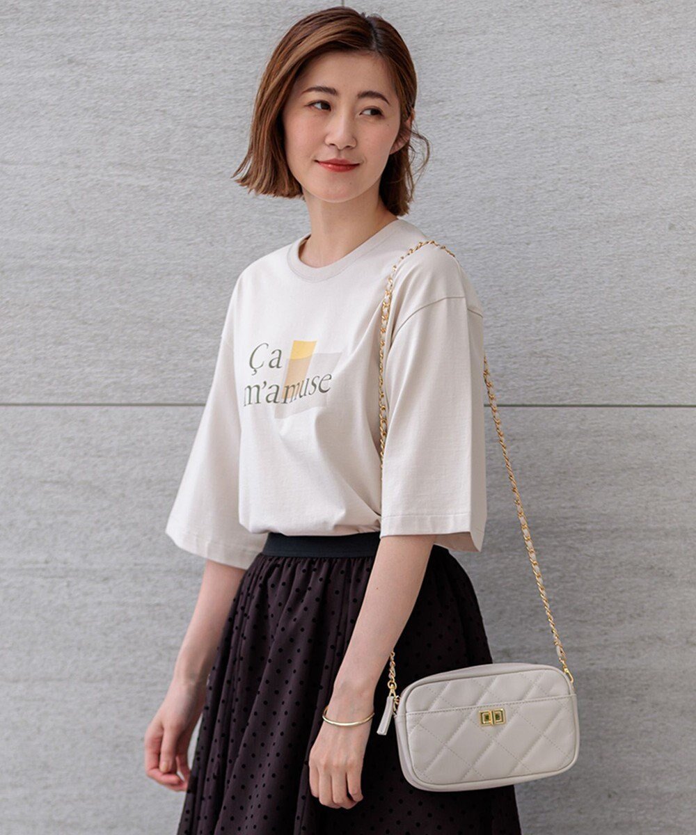 【23区/NIJYUSANKU】の【洗える】Ca mamuse ロゴ TEE インテリア・キッズ・メンズ・レディースファッション・服の通販 founy(ファニー) 　ファッション　Fashion　レディースファッション　WOMEN　トップス・カットソー　Tops/Tshirt　シャツ/ブラウス　Shirts/Blouses　ロング / Tシャツ　T-Shirts　カットソー　Cut and Sewn　2024年　2024　2024-2025秋冬・A/W　Aw/Autumn/Winter/Fw/Fall/2024-2025　インナー　Inner　カットソー　Cut And Sew　グラフィック　Graphic　スリット　Slit　プリント　Print　ボトム　Bottom　モチーフ　Motif　洗える　Washable　A/W・秋冬　Aw・Autumn/Winter・Fw・Fall-Winter　ベージュ系|ID: prp329100004275756 ipo3291000000032136945