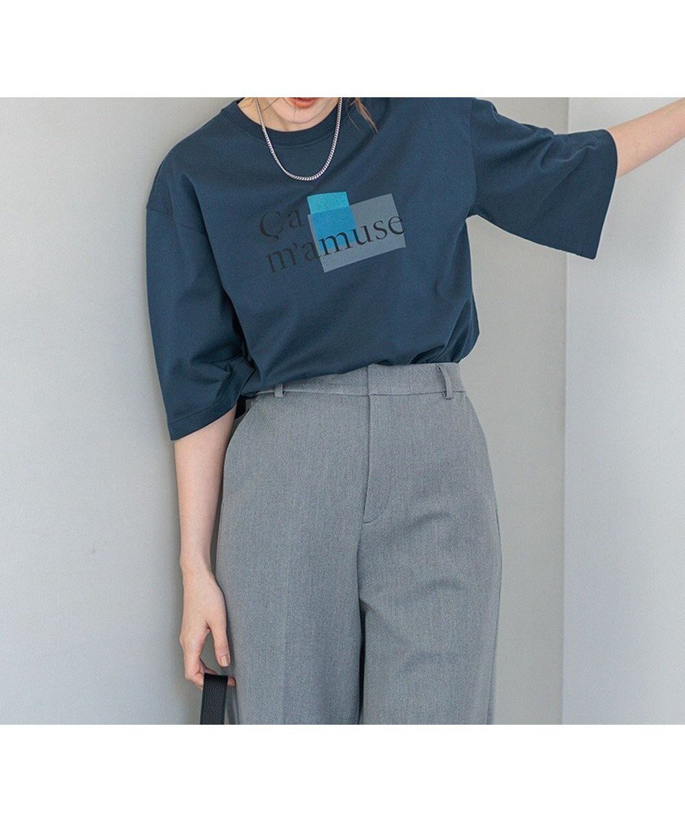 【23区/NIJYUSANKU】の【洗える】Ca mamuse ロゴ TEE インテリア・キッズ・メンズ・レディースファッション・服の通販 founy(ファニー) 　ファッション　Fashion　レディースファッション　WOMEN　トップス・カットソー　Tops/Tshirt　シャツ/ブラウス　Shirts/Blouses　ロング / Tシャツ　T-Shirts　カットソー　Cut and Sewn　2024年　2024　2024-2025秋冬・A/W　Aw/Autumn/Winter/Fw/Fall/2024-2025　インナー　Inner　カットソー　Cut And Sew　グラフィック　Graphic　スリット　Slit　プリント　Print　ボトム　Bottom　モチーフ　Motif　洗える　Washable　A/W・秋冬　Aw・Autumn/Winter・Fw・Fall-Winter　ダルブルー系|ID: prp329100004275756 ipo3291000000032136947