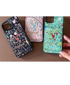 【ツモリチサト キャリー/tsumori chisato CARRY】の不思議の国のアリス iPhoneケース バックカバー (iPhone 13 / 14対応) グリーン|ID: prp329100004285585 ipo3291000000029750987